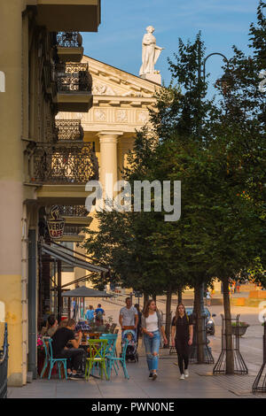 Vilnius cafe bar, Blick auf die Straßencafés entlang Gedimino prospektas Vilnius Neustadt mit Blick auf die Kathedrale der Stadt hinaus, Vilnius, Litauen. Stockfoto