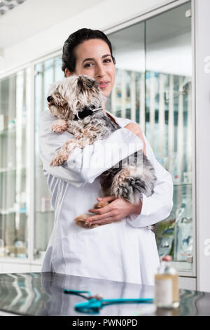Happy Tierarzt die kranken Welpen Stockfoto