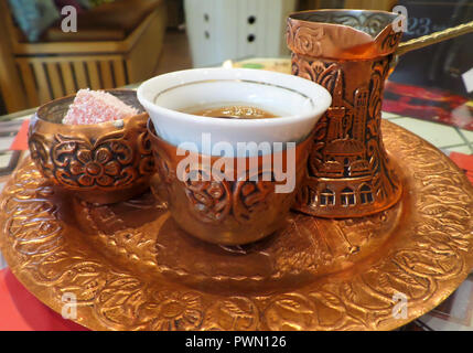 Schöne Hot-key-bosnischen Kaffee mit langem Hals kleiner Topf oder Dzezva und einige Süßigkeiten Stockfoto