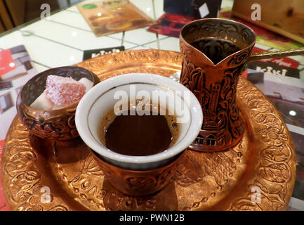 Hot bosnischen Kaffee Set mit langem Hals kleiner Topf oder Dzezva und einige Süßigkeiten in Zucker Topf serviert. Stockfoto