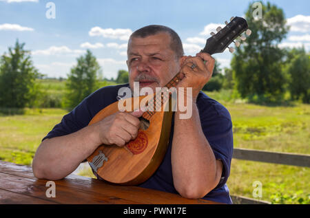 Portrait von älteren Mann, der Rest im Freien spielen Mandoline Stockfoto