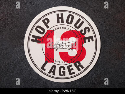 LONDON, Großbritannien - 22 August, 2018: 13 Hop House Lager Papier Bier beermat Coaster auf schwarzem Hintergrund. Stockfoto