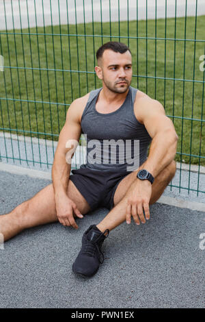 Athlet Training im Freien. Training auf dem Spielplatz. Stockfoto