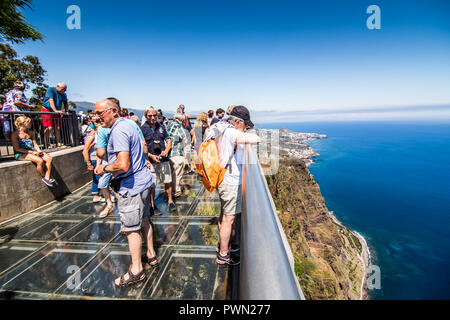 Madeira, Portugal - Juli, 2018: Skywalk am Cabo Girao, Madeira. Blick auf den Atlantik. Stockfoto