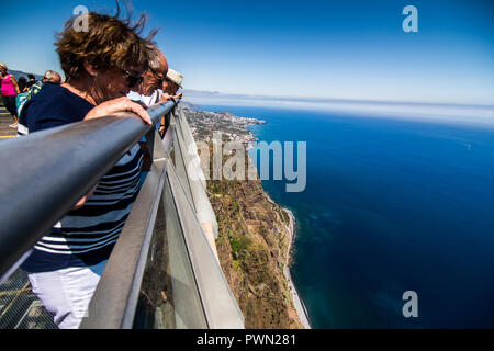 Madeira, Portugal - Juli, 2018: Skywalk am Cabo Girao, Madeira. Blick auf den Atlantik. Stockfoto