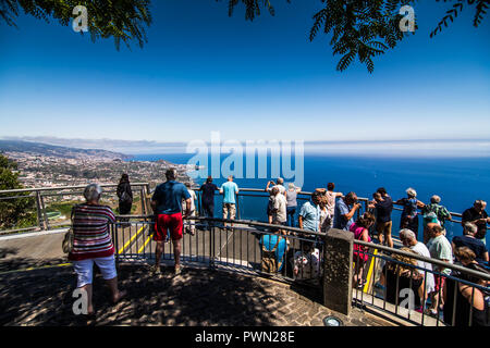 Madeira, Portugal - Juli, 2018: Skywalk am Cabo Girao, Madeira. Blick auf den Atlantik. Stockfoto