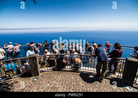 Madeira, Portugal - Juli, 2018: Skywalk am Cabo Girao, Madeira. Blick auf den Atlantik. Stockfoto