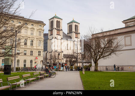 Salzburg, Österreich - April 6, 2018: Blick auf St. Andrew's Church (Andraekirche) am Mirabellplatz aus einem Park in der Nähe Mirabellgarten. Stockfoto