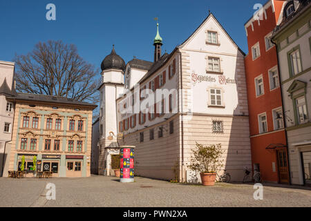 Rosenheim, Deutschland - 8 April 2018: die kleinen Platz vor Mittertor - die nur überlebt, mittelalterlichen Stadttoren, jetzt ein Haus der Stadt Museum (Stae Stockfoto