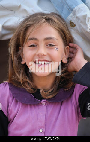 Flüchtling Maid von Idlib, Syrien. Tochter Gazal lebt nun mit ihrer Familie in der Hütte neben dem Camp MORIA - Lager für Flüchtlinge. Insel Lesbos, Griechenland, Mai 2018 Stockfoto