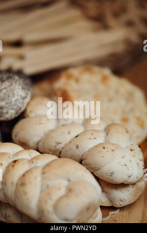 Frisch gebackenes Brot aus dunklem Holz Hintergrund Brote. closeup italienische Backwaren Stockfoto