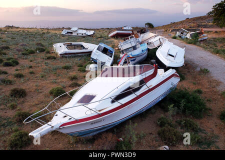 Beschädigte Boote von Flüchtlingen aus der Türkei über das Mittelmeer liegen geflohen sind, auf einem garbarge Deponie in der Nähe von Molivos, Lesbos, Griechenland, im Mai 2018 - Fluchtboote in einer Mülldeponie bei Molivos, Insel Lesbos, Griechenland, Mai 2018 Stockfoto