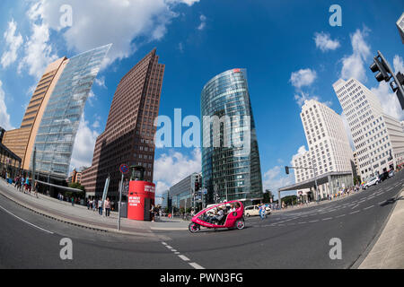 Berlin. Deutschland. Touristen Reiten in einer Rikscha am Potsdamer Platz. Erdgeschoss mit Fischaugenobjektiv. L-R; Daimler Chrysler Tower (Renzo Piano), Potsdamer Pl Stockfoto