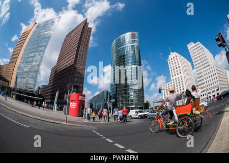 Berlin. Deutschland. Erdgeschoss mit Fischaugenobjektiv, Potsdamer Platz. L-R; Daimler Chrysler Tower (Renzo Piano), Potsdamer Platz Nr. 1 (Kollhoff-Tower, Hans Stockfoto