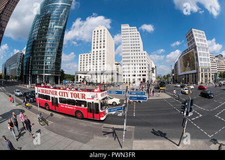 Berlin. Deutschland. Touristen Sightseeing Bus am Potsdamer Platz. Erhöhte anzeigen. Stockfoto