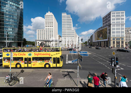 Berlin. Deutschland. Gelb City Circle Bus am Potsdamer Platz. Erhöhte anzeigen. Stockfoto