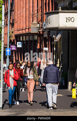 Menschen zu Fuß entlang Corporation Street, Birmingham, West Midlands, England, Großbritannien Stockfoto