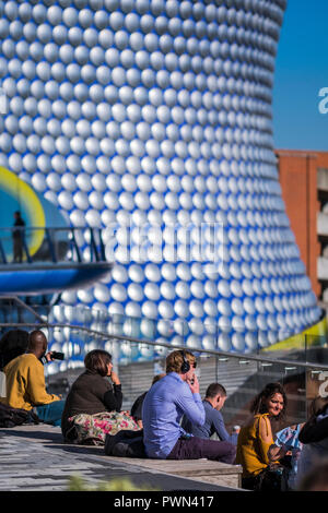 Leute außerhalb der Bullring Shopping Centre, Birmingham, West Midlands, England, Großbritannien sitzen Stockfoto
