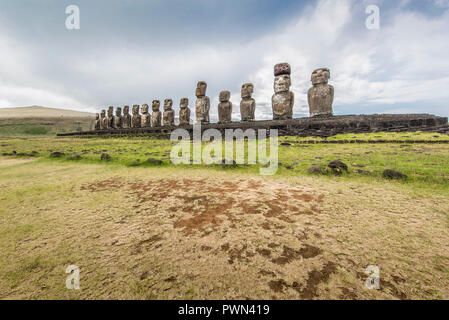 Weitwinkelaufnahme der 15 moai von Tongariki Stockfoto