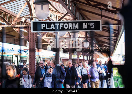 Passagiere am Moor Street Station, Birmingham, West Midlands, England, Großbritannien Stockfoto