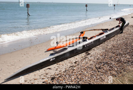 Drachen Boot auf den Strand von einem Kerl für ein Team Rennen vorbereitet wird. Stockfoto