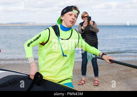 Teenager Finishing Ein paddle Board Race Stockfoto