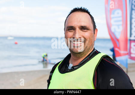 Porträt eines Mannes, die nach Beendigung einer paddle Board Race Stockfoto