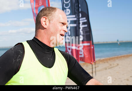 Mann, der Paddle Board Stockfoto