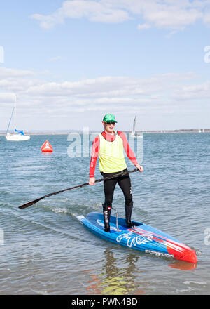 Mann in einem Rennen paddle Board nach einem Rennen Stockfoto