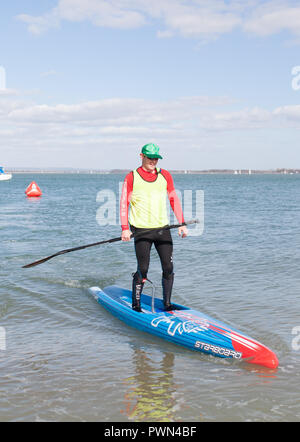 Mann in einem Rennen paddle Board nach einem Rennen Stockfoto