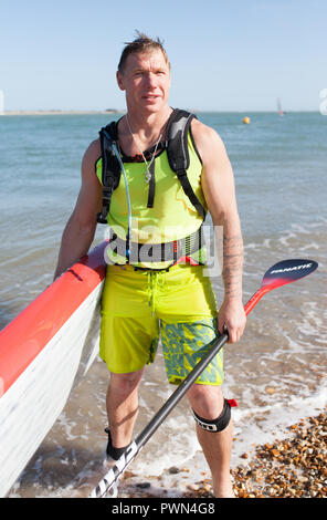 Porträt eines Mannes nach Racing in einem Paddle Board Wettbewerb Stockfoto