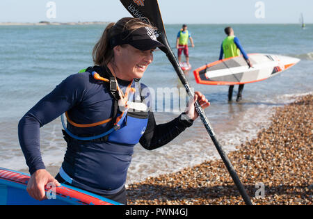 Weibliche Meister einer paddle Board Race Stockfoto