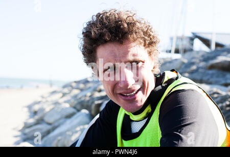 Mann erschöpft nach der Teilnahme an einem Paddle Board Race Stockfoto