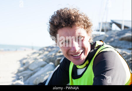 Mann erschöpft nach der Teilnahme an einem Paddle Board Race Stockfoto