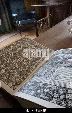 Großbritannien, England, Oxfordshire, Kelmscott Manor, Tapisserie, Reproduktion der Kelmscott Press Chaucer Stockfoto