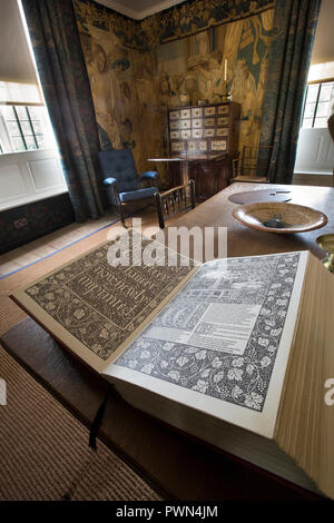 Großbritannien, England, Oxfordshire, Kelmscott Manor, Tapisserie, Reproduktion der Kelmscott Press Chaucer Stockfoto
