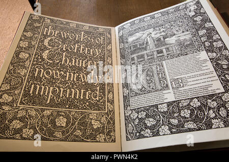 Großbritannien, England, Oxfordshire, Kelmscott Manor, Tapisserie, Reproduktion der Kelmscott Press Chaucer Stockfoto