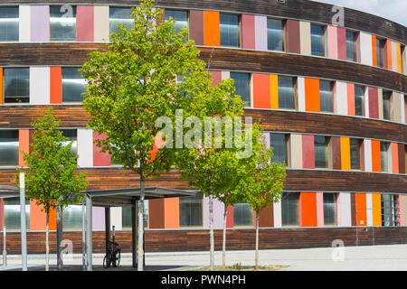 Umwelt und bunte Fassade des Umweltbundesamtes in Dessau Stockfoto