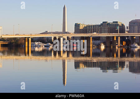 Washington DC Panorama bei Sonnenaufgang vom East Potomac Park, USA gesehen. Urban Reflexion in ruhigen Morgen Wasser des Potomac River. Stockfoto