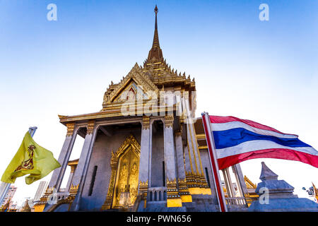 Wat Traimit Tempel mit der königlichen Familie und Thailändische Flagge in Bangkok, Thailand Stockfoto