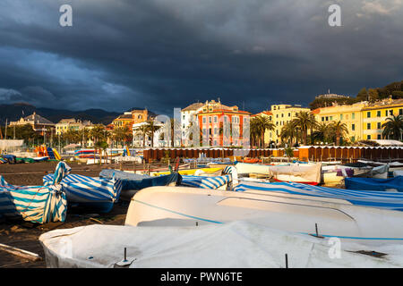 Boote, stürmisches Wetter und Wolken auf Sestri Levante, Ligurien, Italien Stockfoto