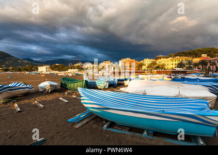 Boote, stürmisches Wetter und Wolken auf Sestri Levante, Ligurien, Italien Stockfoto