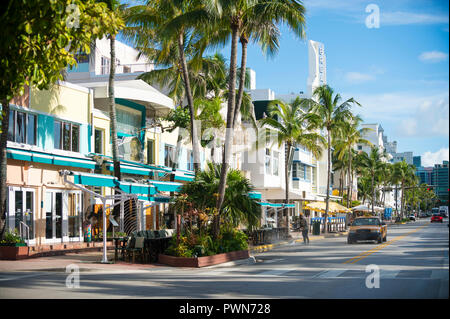 MIAMI - ca. September 2018: Ein taxi fährt vor dem historischen Art Deco Architektur des Ocean Drive auf einem ruhigen Morgen Stockfoto