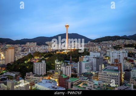 Bei Nacht mit busan Busan Turm in Korea Stockfoto