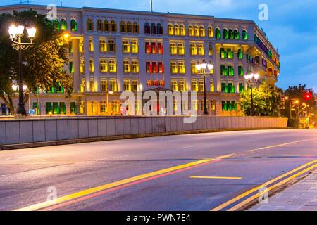 Farbige Fenster bei Sonnenuntergang auf Gebäude in Singapur Stockfoto