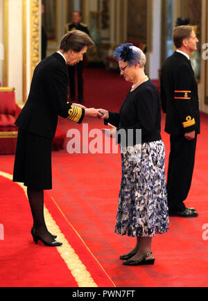 Margaret Gast erhält der Königin Galanterie Medaille zu ihrem verstorbenen Sohn verliehen, Richard Gast, von der Princess Royal am Buckingham Palace. Stockfoto