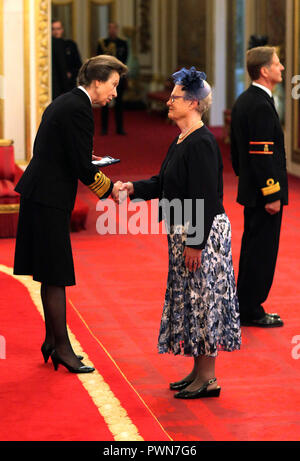 Margaret Gast erhält der Königin Galanterie Medaille zu ihrem verstorbenen Sohn verliehen, Richard Gast, von der Princess Royal am Buckingham Palace. Stockfoto