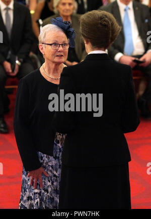 Margaret Gast erhält der Königin Galanterie Medaille zu ihrem verstorbenen Sohn verliehen, Richard Gast, von der Princess Royal am Buckingham Palace. Stockfoto