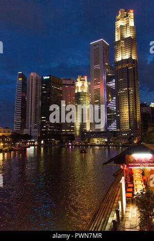 Gebäude und Reflexionen in Singapur Stockfoto