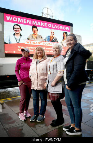 (Von links nach rechts) Gillian Docherty, Eileen Dougall, Shona Thomson und Lee-Ann Dougall, alle GMB Mitglieder von Glasgow City Council Hilfe eingesetzt, um ein riesiges neues Poster in ein Plädoyer für die Solidarität in den George Square, Glasgow starten, im Vorfeld der nächsten Wochen Equal Pay Streik. Stockfoto